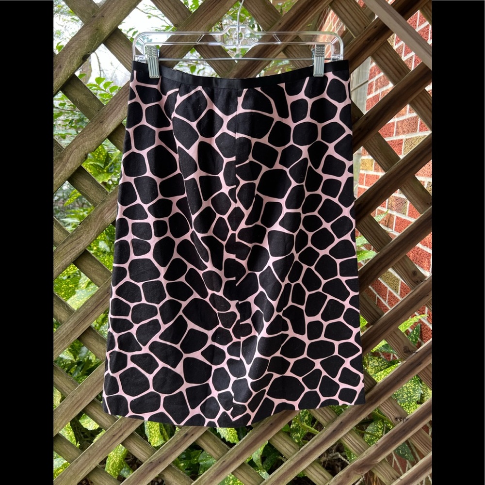 Pink and black shell printed skirt